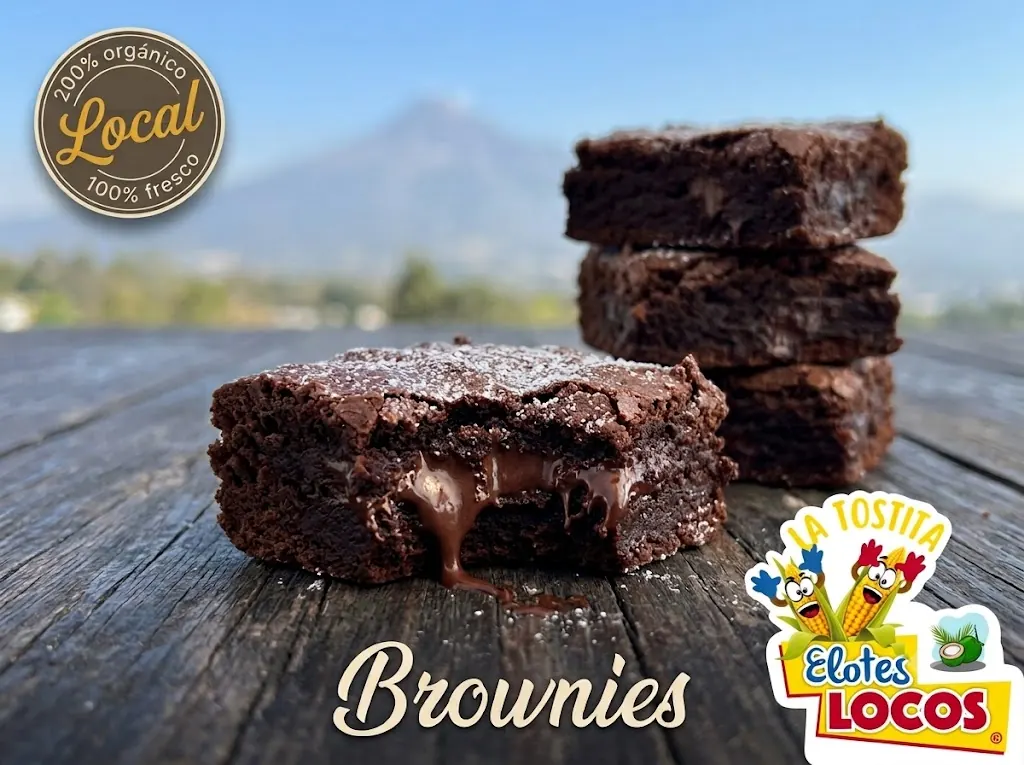 Brownies apilados con centro derretido de chocolate.